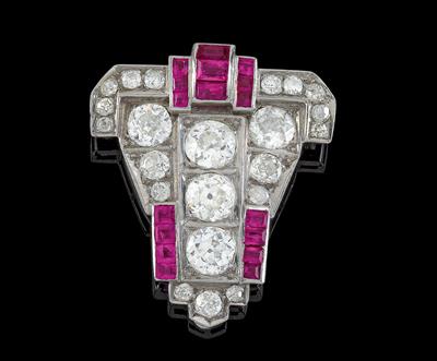A diamond and ruby clothing clip - Jewellery