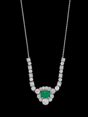 A diamond and emerald necklace - Jewellery