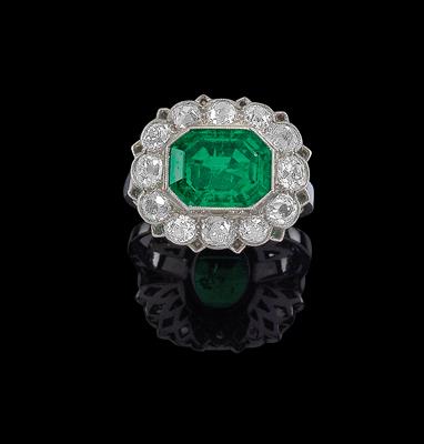 A diamond and emerald ring - Gioielli