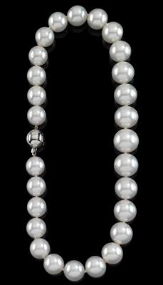 A necklace of South Sea cultured pearls - Jewellery