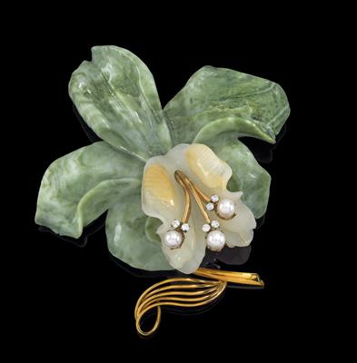 A floral brooch - Jewellery