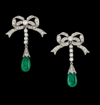A pair of diamond and emerald pendant ear studs, - Klenoty
