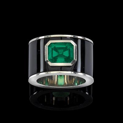 An emerald  and onyx ring - Gioielli