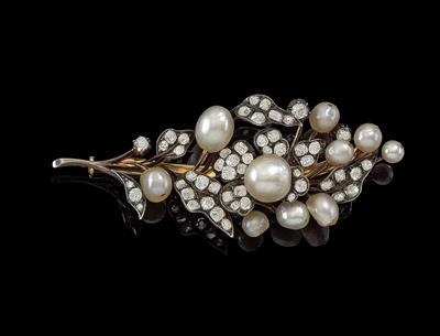 A diamond and cultured pearl brooch - Klenoty