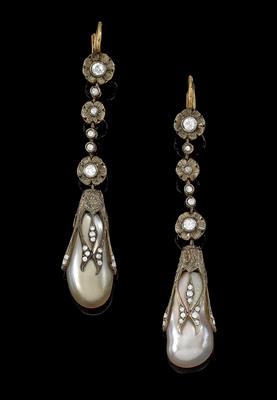 A pair of diamond and cultured pearl ear pendants - Klenoty