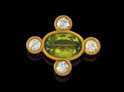 A diamond and peridot brooch from an old European aristocratic collection - Jewellery