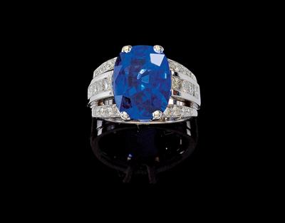 A diamond and sapphire ring - Klenoty