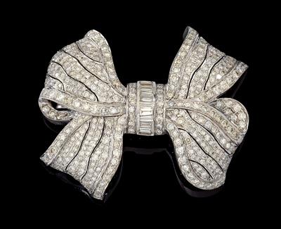 A diamond brooch ‘bow’, total weight c. 7.50 ct - Klenoty