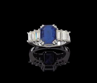 A diamond ring with an untreated sapphire c. 6 ct - Jewellery