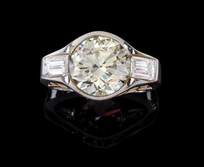A diamond ring, total weight 6.42 ct - Jewellery