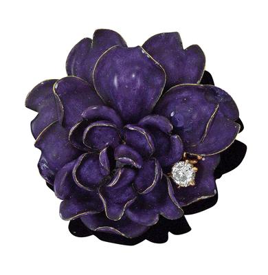 An enamel brooch in the shape of a blossom - Jewellery