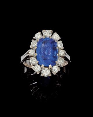 A ring with an untreated sapphire, c. 4.80 ct - Jewellery