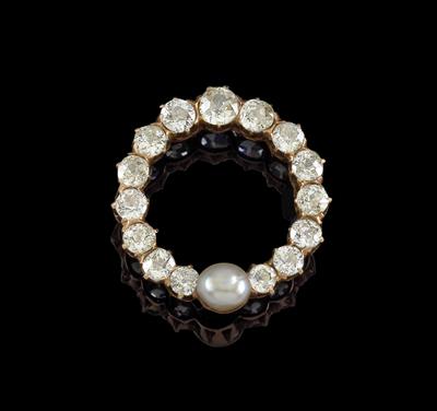 A diamond and cultured pearl brooch - Klenoty