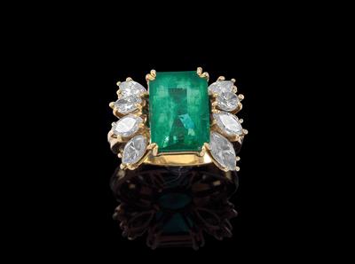 A diamond and emerald ring - Gioielli