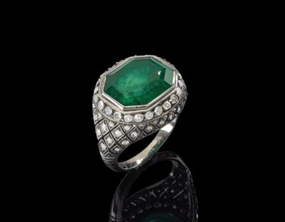 A diamond and emerald ring - Jewellery