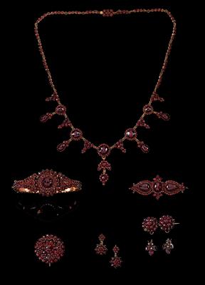 A garnet jewellery set - Jewellery