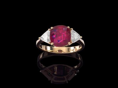 A ring with untreated ruby, c. 3 ct - Jewellery