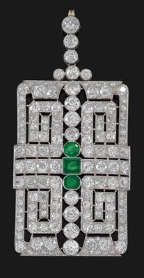 A diamond and emerald pendant - Jewellery