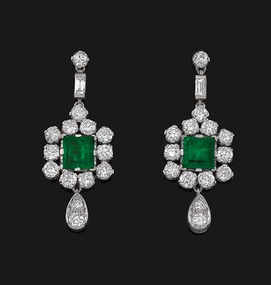 A pair of diamond and emerald pendant ear screws - Klenoty