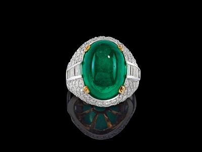 A diamond and emerald ring - Jewellery