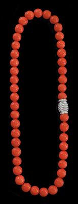 A coral necklace - Klenoty