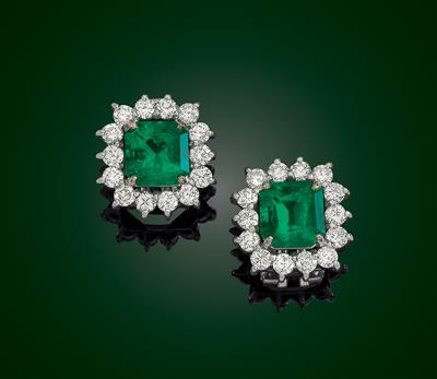 A pair of brilliant and emerald earclips - Jewellery