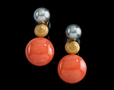 A pair of coral ear clips by A. E. Köchert - Klenoty