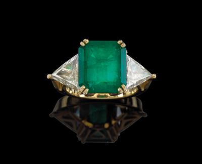 A diamond and emerald ring - Klenoty