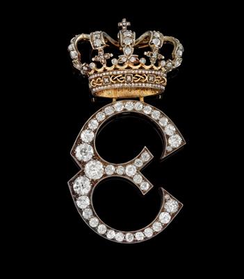 Diamantbesetzte Monogrammdekoration von Königin Elena von Italien zus. ca. 7,50 ct - Juwelen