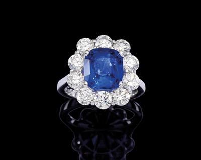 A diamond ring with an untreated sapphire c. 4.53 ct - Jewellery