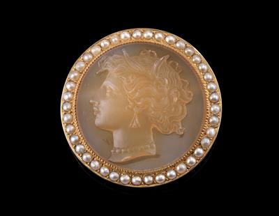 A cameo brooch - Klenoty