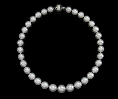 A necklace of South Sea cultured pearls - Klenoty