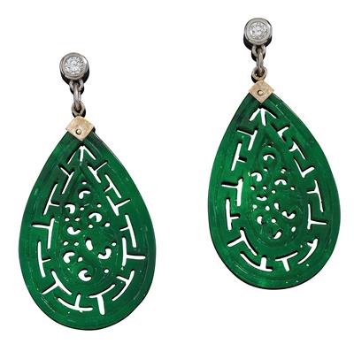 A pair of brilliant pendant ear studs with treated jade - Gioielli