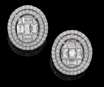 A pair of diamond ear clips, total weight c. 2.60 ct - Klenoty
