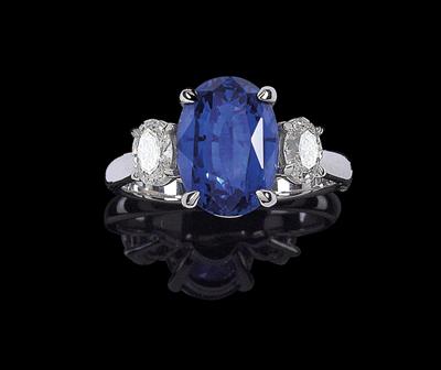 A diamond ring with an untreated sapphire c. 4.56 ct - Klenoty