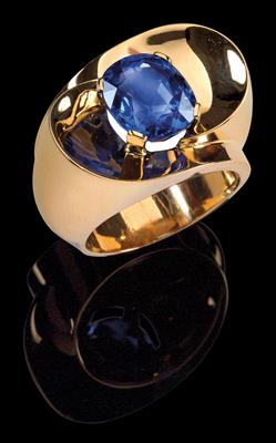 A ring with an untreated sapphire, c. 6.30 ct - Klenoty