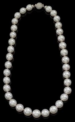 A necklace of South Sea cultured pearls - Klenoty