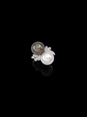 A South Sea cultured pearl and diamond ring - Gioielli