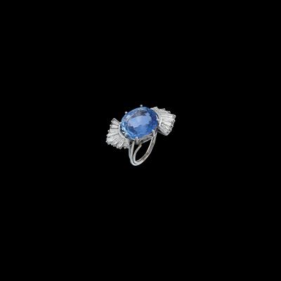 A diamond ring with an untreated sapphire c. 10 ct - Jewellery