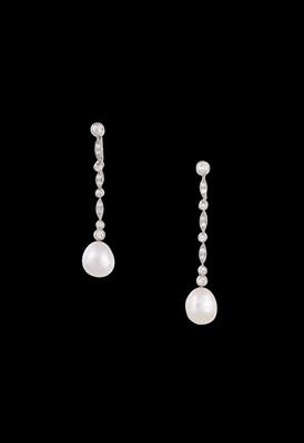 A pair of Oriental pearl pendant ear screws - Klenoty
