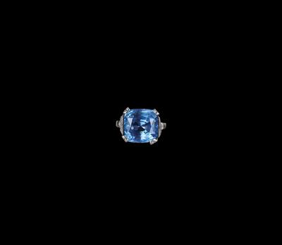 A diamond ring with an untreated sapphire c. 15 ct - Klenoty