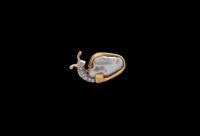 A Brilliant and Cultured Pearl Snail Brooch - Jewellery