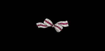 A Diamond Bow Brooch - Gioielli