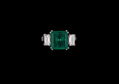 A Diamond and Emerald Ring - Klenoty