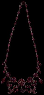 A Garnet Necklace - Gioielli