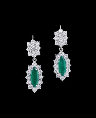 A Pair of Diamond and Emerald Ear Pendants - Klenoty