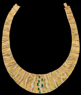 A Diamond and Emerald Necklace - Jewellery