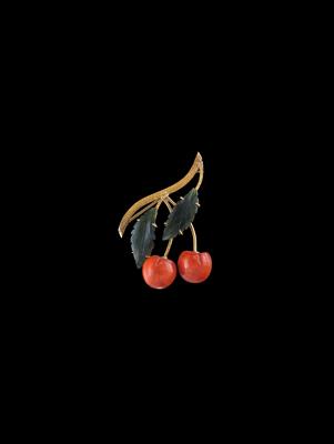 A Coral and Nephrite Cherry Brooch - Klenoty