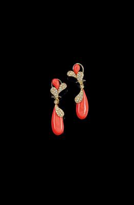 A Pair of Brilliant and Coral Ear Clip Pendants - Klenoty