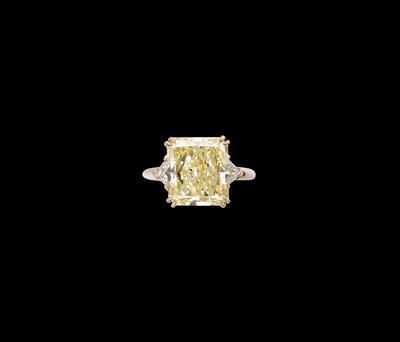 A Natural, Fancy Yellow, Even Colour Diamond Ring 5.37 ct - Jewellery